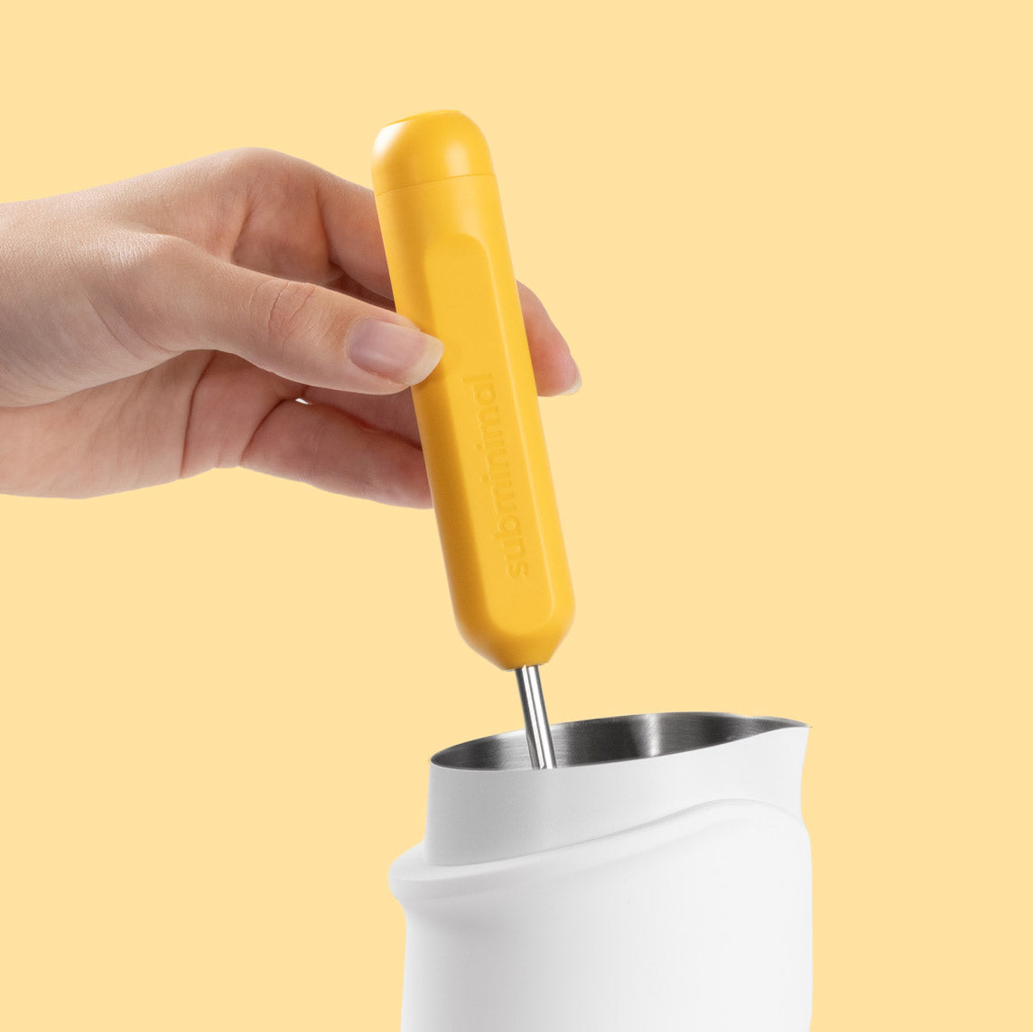 NanoFoamer GO でミルクを泡立てているところ